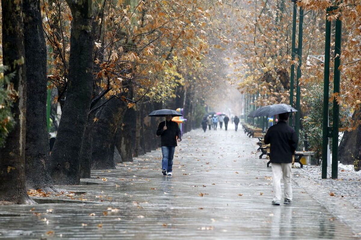 نخستین تصاویر باران و آب گرفتگی معابر در شهرهای مازندران+فیلم
