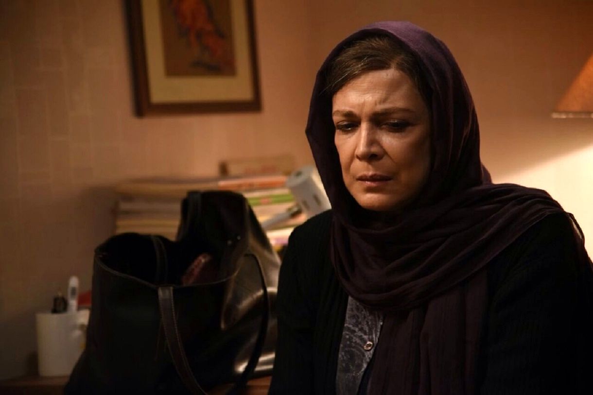 گریه و رفتار عجیب لیلا حاتمی در مراسم تشییع بیتا فرهی + فیلم و عکس