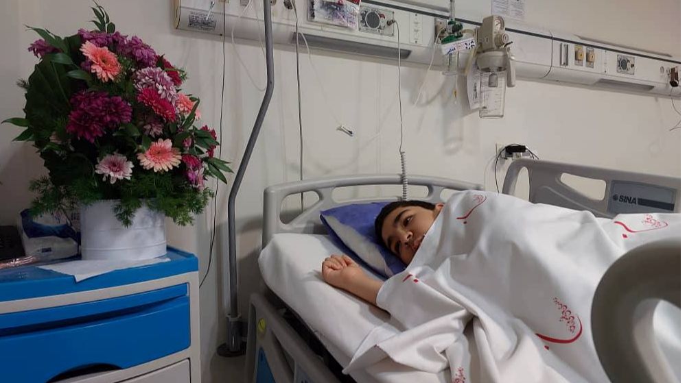 مادر سینا علیخانی: سینا برای دو ماه دارو دریافت کرد/ احتمالا از بهمن داروی ایرانی تحویل داده شود