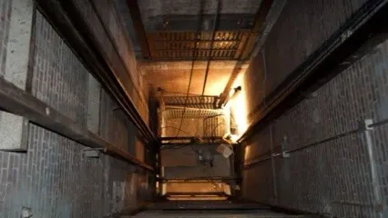 سقوط خودروی وانت نیسان در چاه آسانسور/ ویدئو