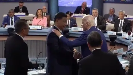 خوش و بش ناگهانی بایدن با رئیس جمهور چین در پایان نشست اپک/ ویدئو