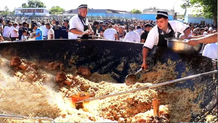 (ویدئو) پخت 5000 کیلوگرم پلو ازبکی با گوشت توسط آشپزهای مشهور ازبکستانی