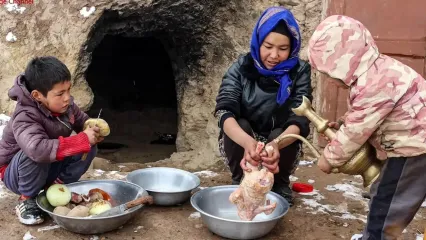 (ویدئو) سرخ کردن مرغ کامل با سیب زمینی توسط بانوی غارنشین در افغانستان