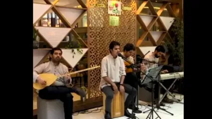 ببینید | اجرای زیبای آهنگ معروف توسط یک پسر کرد در سنندج و گروه خیابانی‌اش