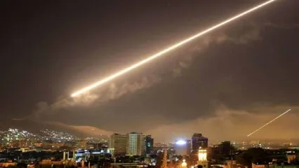 پدافند هوایی سوریه فعال شد/ مقابله با اهداف متخاصم اسرائیلی در آسمان دمشق