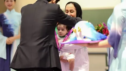 ساره جوانمردی به همراه نوزاد 3 ماهه اش بر روی سکو، مدال گرفت/ ویدئو