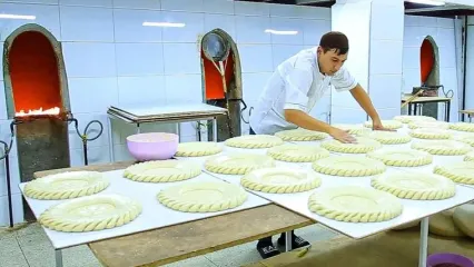 (ویدئو) فرآیند دیدنی پخت 7 نوع نان در محبوب ترین نانوایی ازبکستان
