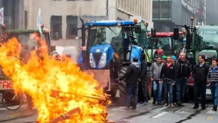 موج خشم کشاورزان به مقر اتحادیه اروپا رسید/ ویدئو