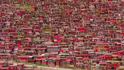چرا بزرگترین شهر بودایی های جهان قرمز است+ فیلم