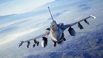(ویدئو) لحظه خوفناک سقوط جنگنده اف-۱۶ آمریکایی در شرق آسیا