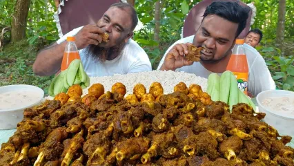 (ویدئو) غذا خوردن با صدا؛ خوردن 12 کیلوگرم چلو گوشت با تخم مرغ توسط دو چهره بنگلادشی