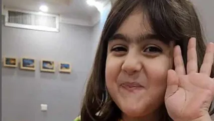 (ویدئو) واکنش بامزه دختر محسن کیایی در حین خوردن سیرابی!