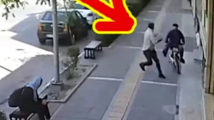 (ویدئو) سرقت موبایل مرد جوان توسط موتورسوار در خیابان قزوین تهران