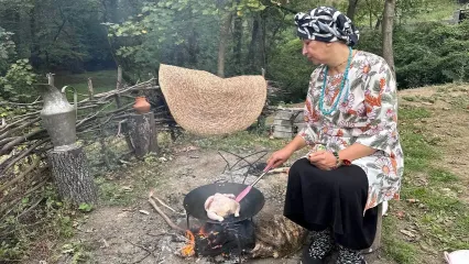 (ویدئو) غذای روستایی؛ پخت یک غذای مازندارنی با مرغ توسط کدبانوی سوادکوهی