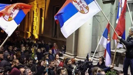 سیزدهمین روز اعتراضات خیابانی در صربستان/خیابان‌های بلگراد مسدود شد