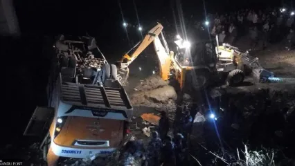 انحراف اتوبوس در نپال 12 کشته داد