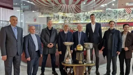 دعوت وزیر ورزش از تیم ستاره سرخ بلگراد برای حضور در تهران/ اهدای پیراهن شماره ۱۰ به هاشمی