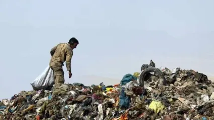 این مرد خسیس ترین میلیونر دنیا است که دنبال غذا از زباله های مردم است/ عکس