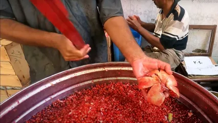 (ویدئو) تهیه آب انار به شیوه تماشایی و متفاوت آبمیوه فروش خیابانی پاکستانی