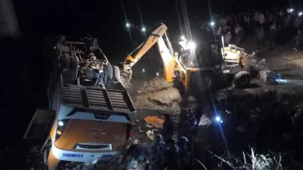 35 کشته و زخمی در سقوط  اتوبوس مسافربری در نپال