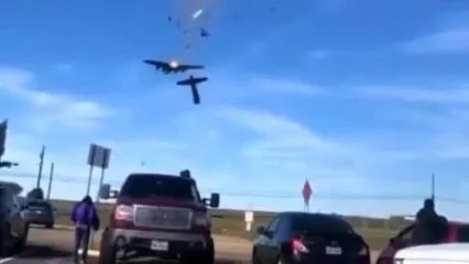 (ویدئو) لحظه برخورد مرگبار دو هواپیما در آسمان؛ همه سرنشین‌ها کشته شدند