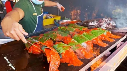 (ویدئو) غذای خیابانی مشهور در مالزی؛ کباب ماهی در برگ موز و ماهی مرکب سرخ شده