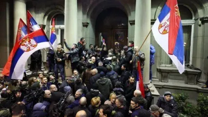 حمله معترضان صربستانی به مجلس بلگراد/ الکساندر ووجیچ از خنثی شدن «انقلاب رنگی» گفت