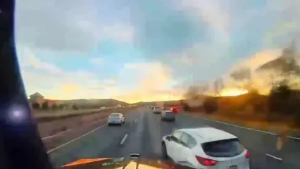 ( ویدیو) لحظه فاجعه‌بار پیچیدن یک خودروی شاسی‌بلند مقابل تریلی