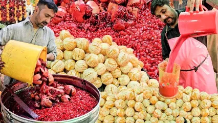 (ویدئو) روش خلاقانه فروشندگان خیابانی پاکستانی در تهیه آب انار و آب پرتقال