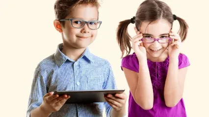 فیلم / کشف دانشمندان به نفع کودکان تمام شد + دلایل عینکی شدن بچه ها چیز دیگری است