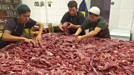 (ویدئو) فرآیند تهیه 500 کیلوگرم سوسیس طبیعی گوشت گاو به روش آشپزهای ازبک