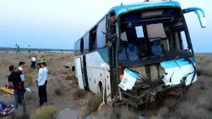 برخورد اتوبوس زائران عراقی امام رضا با کامیون