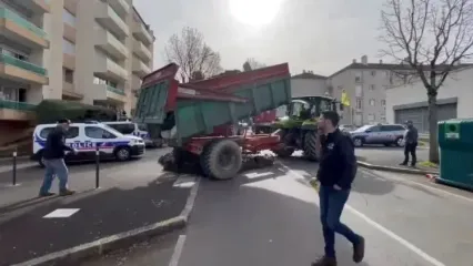 رفتار قابل تحسین پلیس فرانسه با کشاورزان معترض+فیلم