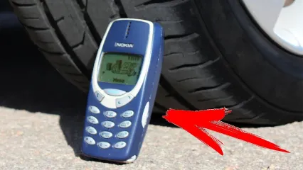 (ویدئو) اگر با خودرو از روی گوشی نوکیا 3310 رد شوید، چه اتفاقی می افتد؟