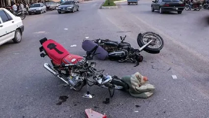 (ویدیو) صادف مرگبار و دلخراش یک پراید با موتورسیکلت در جاده‌ای باریک