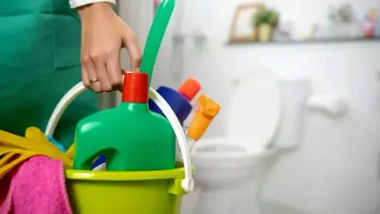 فیلم/ روشی سریع و آسان برای تمیزکردن توالت فرنگی + مثل آینه برق می افتد