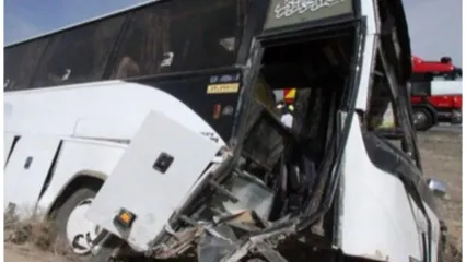 تصادف وحشتناک اتوبوس با تریلی حادثه آفرید+تعداد مصدومان