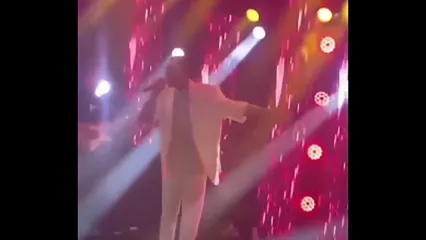فیلم لحظه حمله قلبی خواننده معروف حین اجرای کنسرت / مردم وحشت کردند!