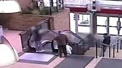 (ویدیو) لحظه قتل یک افسر سابق ارتش توسط نوجوان روی پله‌برقی فقط با یک ضربه مشت!