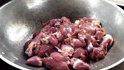 (ویدئو) پخت غذا با 800 گرم سنگدان و جگر مرغ به روش آشپز فیلیپینی؛ یک غذای 90 هزار تومانی