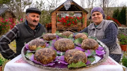 (ویدئو) پخت جگر چرخ کرده در چربی شکم گوسفند توسط بانوی روستایی آذربایجانی