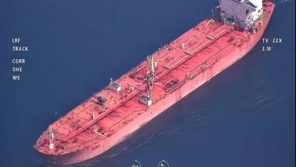 لحظه توقیف کشتی سارق نفت ایران توسط نیروهای واکنش سریع ارتش