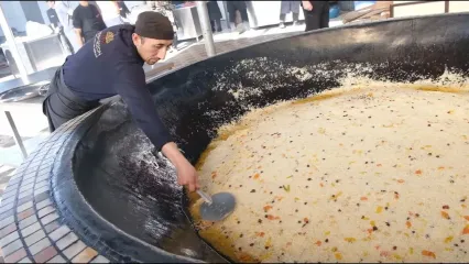 (ویدئو) غذای خیابانی در ازبکستان؛ پخت 500 کیلو پلو ازبکی با گوشت برای 3 هزار نفر