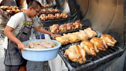 (ویدئو) غذای خیابانی محبوب در تایلند؛ نحوه تهیه مرغ کبابی شگفت انگیز زغالی
