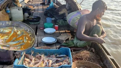 (ویدئو) صید ماهی توسط ماهیگیر بنگلادشی و پخت دیدنی آن ها روی قایق