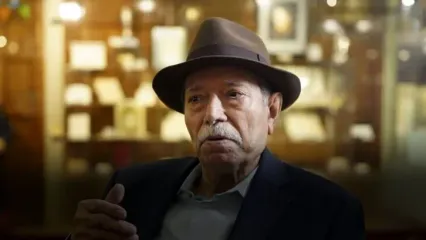ترانه‌خوانی شادمانه علی نصیریان در ۹۰ سالگی/ ویدئو