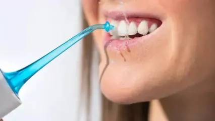 نخ دندان بهتر است یا دهانشویه؟ / فلوسر آب چیست؟ + چه کسانی باید از نخ دندان استفاده کنند؟