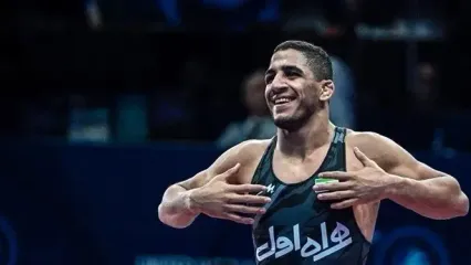 کشتی آزاد قهرمانی جهان؛ صعود رحمان عموزاد به فینال با برتری مقابل کشتی‌گیر ایرانی کانادا