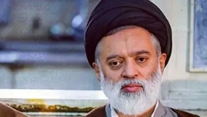 تصویری از مصطفی خامنه‌ای، فرزند رهبری، در حال خادمی + ببینید