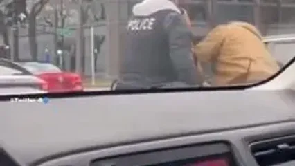 (ویدئو) لحظه ای پربازدید از زیر گرفتن یک افسر پلیس در شیکاگو